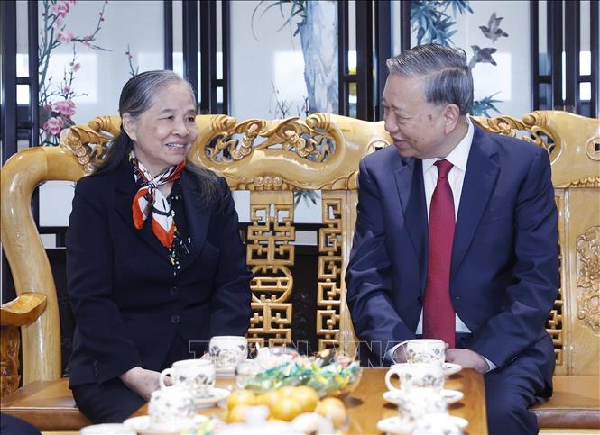 Tổng Bí thư Tô Lâm thăm hỏi phu nhân Tổng Bí thư Nguyễn Phú Trọng. (Ảnh: Thống nhất/TTXVN)