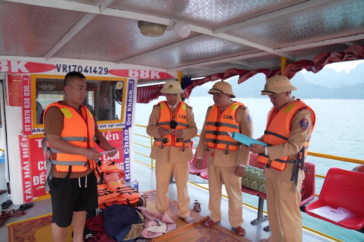 Việc xử lý nghiêm các trường hợp vi phạm thể hiện tinh thần kiên quyết, không có vùng cấm, góp phần siết chặt kỷ cương pháp luật, nâng cao ý thức chấp hành của chủ phương tiện và người điều khiển.