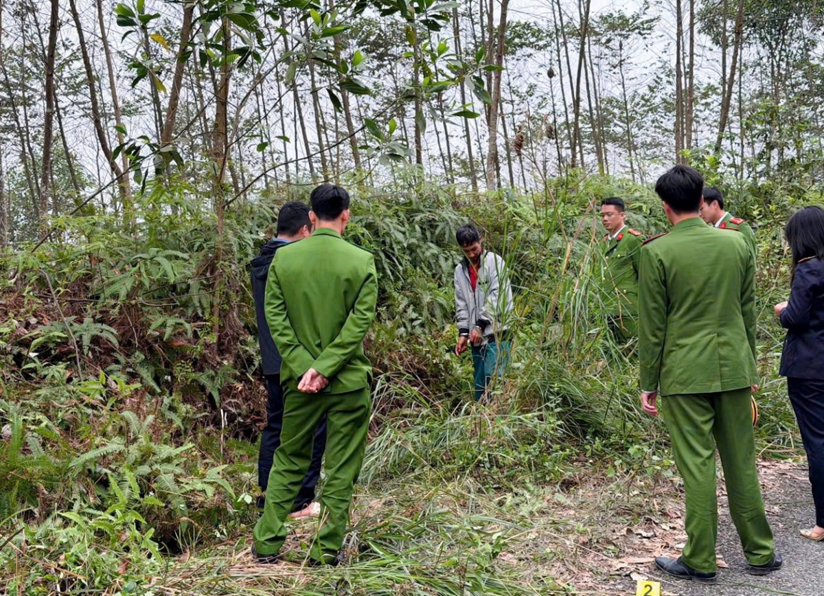 Công an tỉnh Phú Thọ dẫn giải đối tượng gây án dựng lại hiện trường. Ảnh: Công an tỉnh Phú Thọ.