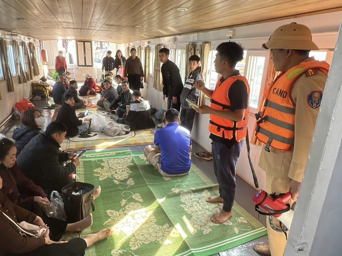 Cùng với làm tốt công tác quản lý bến bãi, lực lượng CSGT tuyên truyền, nhắc nhở, hỗ trợ người dân tuân thủ quy định về việc mặc áo phao.