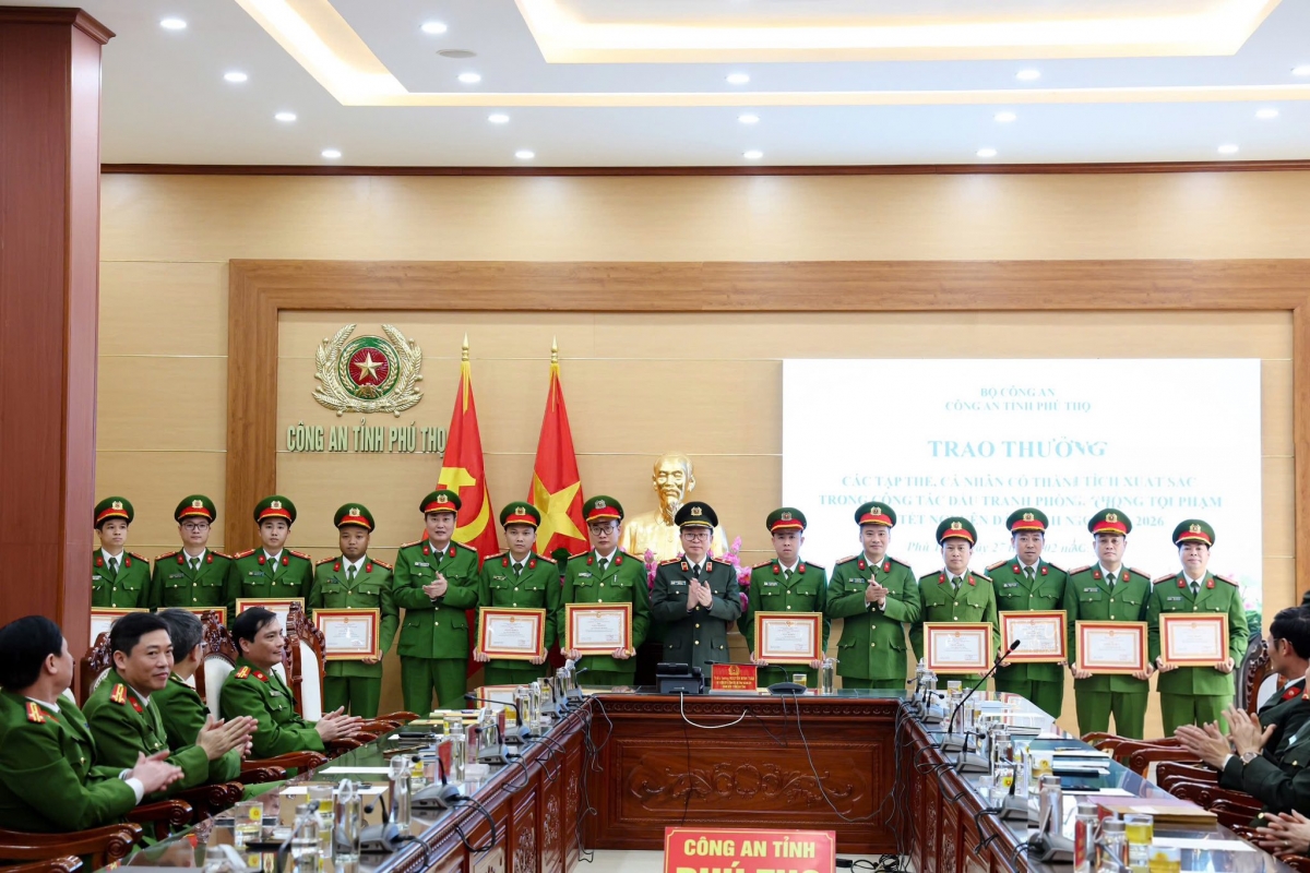 Khen thưởng đột xuất 1 tập thể, 12 cá nhân. Ảnh: Công an tỉnh Phú Thọ.
