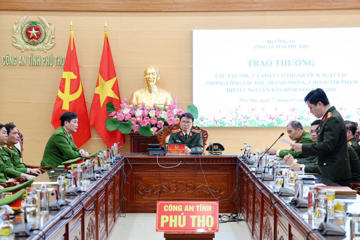 Thiếu tướng Nguyễn Minh Tuấn - Giám đốc Công an tỉnh Phú Thọ chủ trì lễ khen thưởng đột xuất các tập thể, cá nhân có thành tích xuất sắc trong điều tra, làm rõ hung thủ vụ án giết người xảy ra tối mùng 4 Tết tại xã Minh Hòa. Ảnh: Công an tỉnh Phú Thọ.