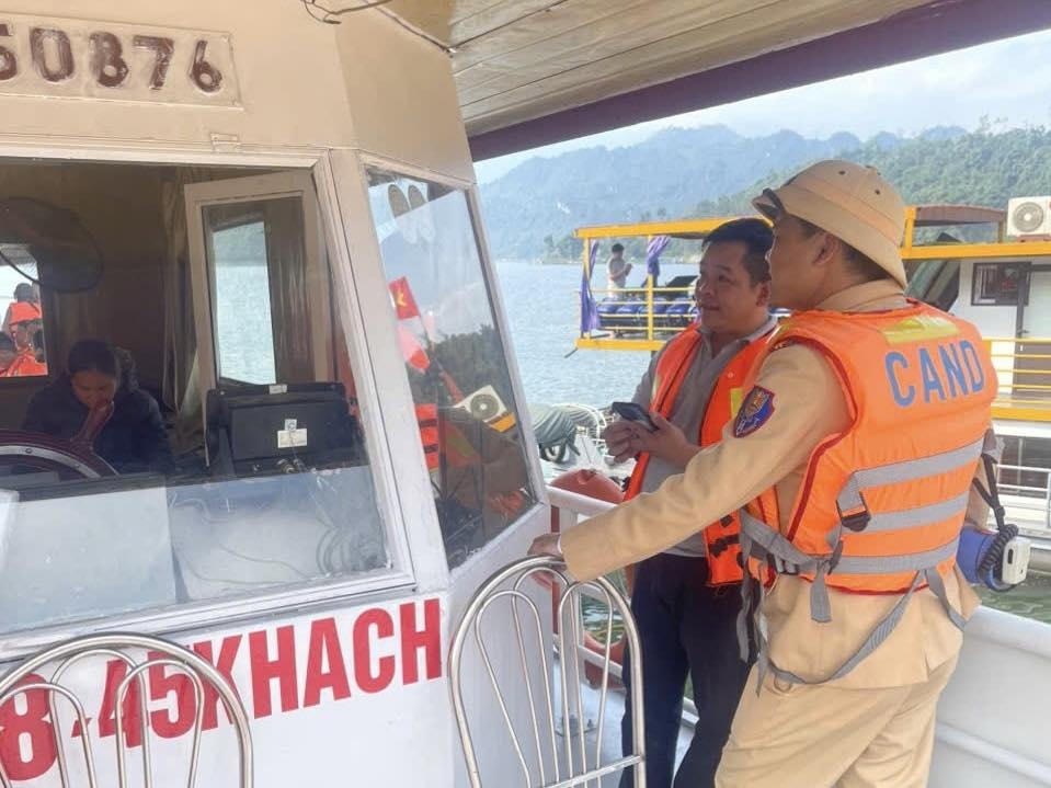 Siết chặt kỷ cương vận tải thủy mùa lễ hội trên hồ Hòa Bình.