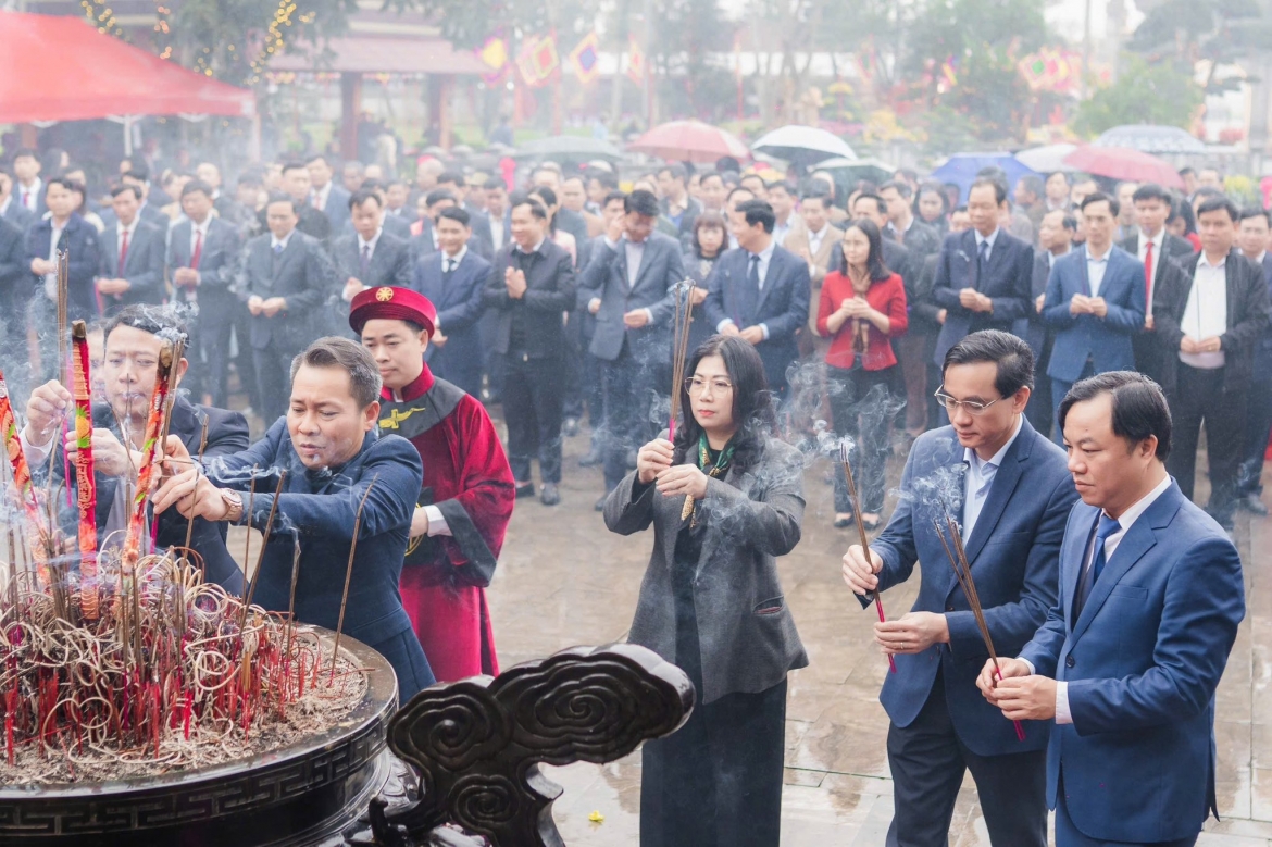 Lễ dâng hương đền Mẫu Âu Cơ ngày mùng 6 Tết.