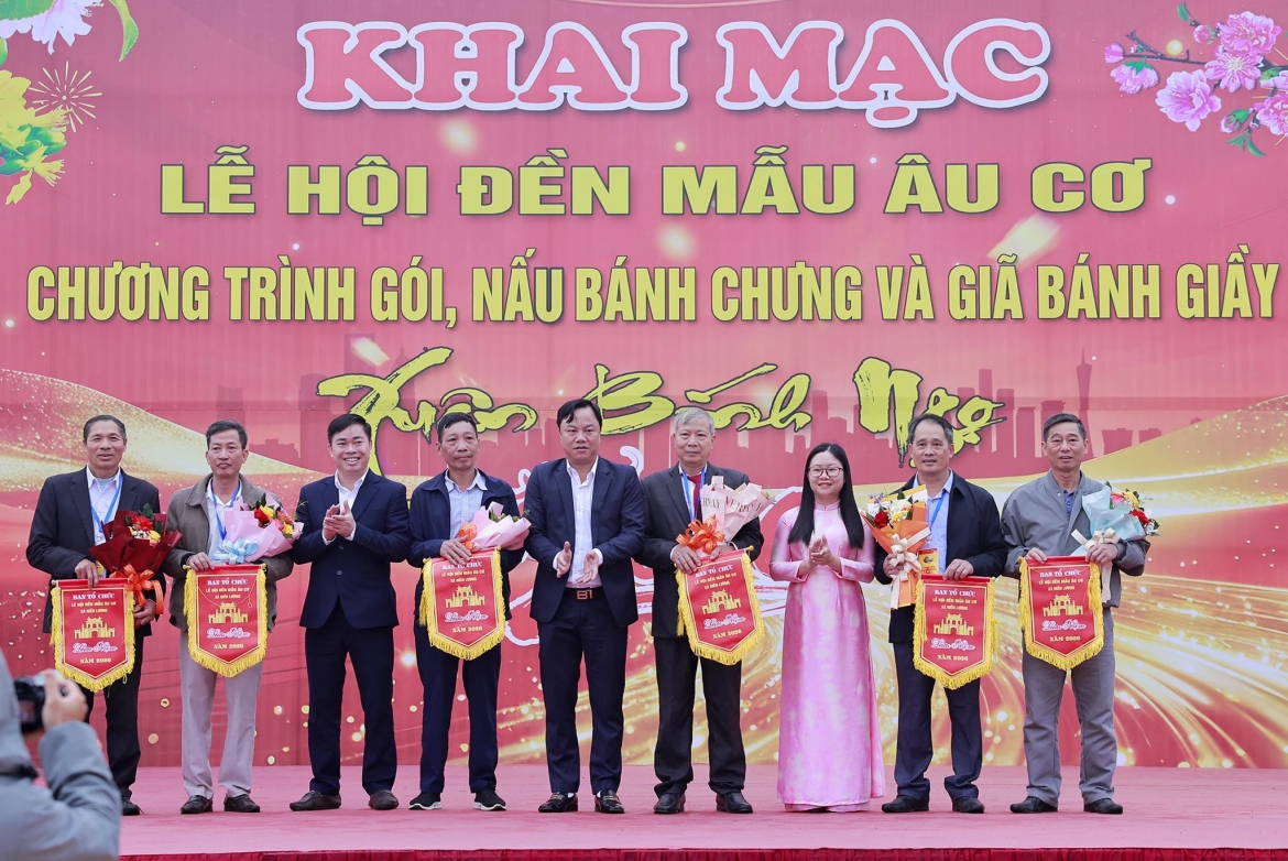 Ban tổ chức trao cờ lưu niệm tặng các đoàn tham gia thi gói, nấu bánh chưng, giã bánh giầy và thi đấu thể thao.