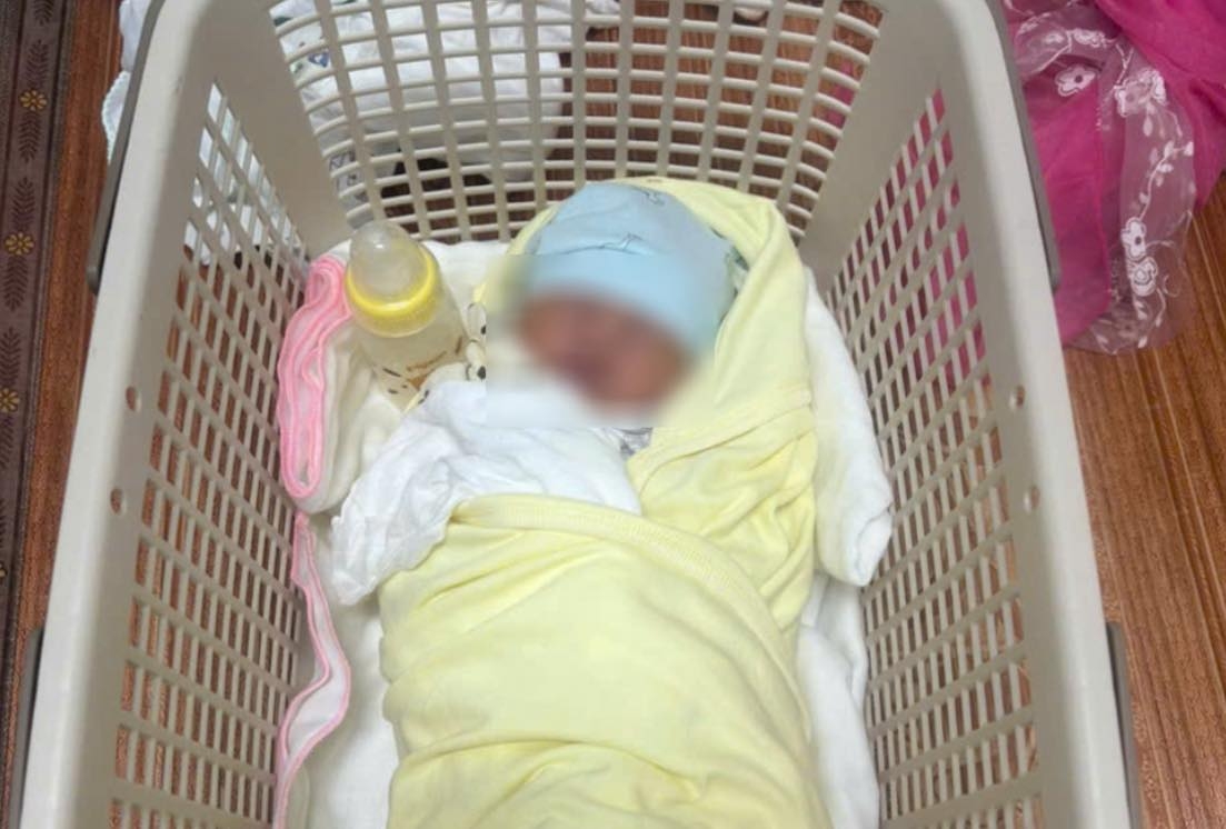 Bé trai khỏe mạnh đang được nuôi dưỡng tại Trung tâm y tế khu vực Thanh Thủy trong thời gian tìm cha mẹ đẻ.