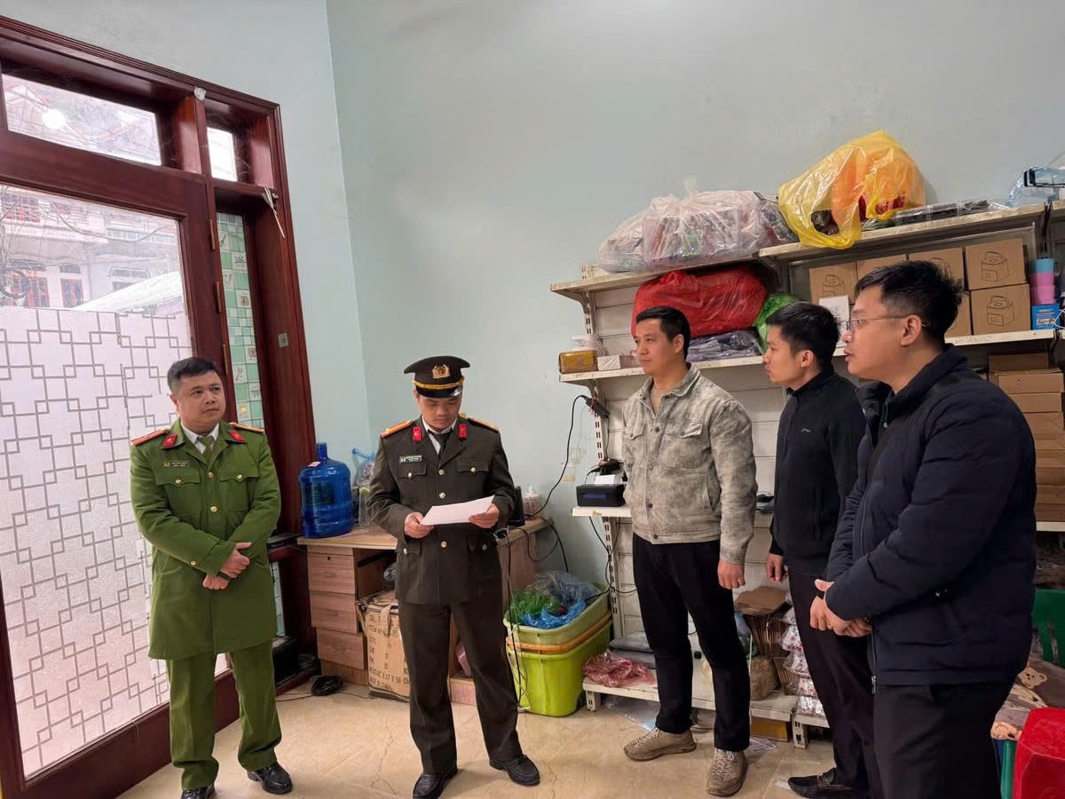 Cơ quan điều tra thi hành lệnh khám xét tại kho đối tượng Yang Yifeng. Ảnh: Công an tỉnh Phú Thọ.