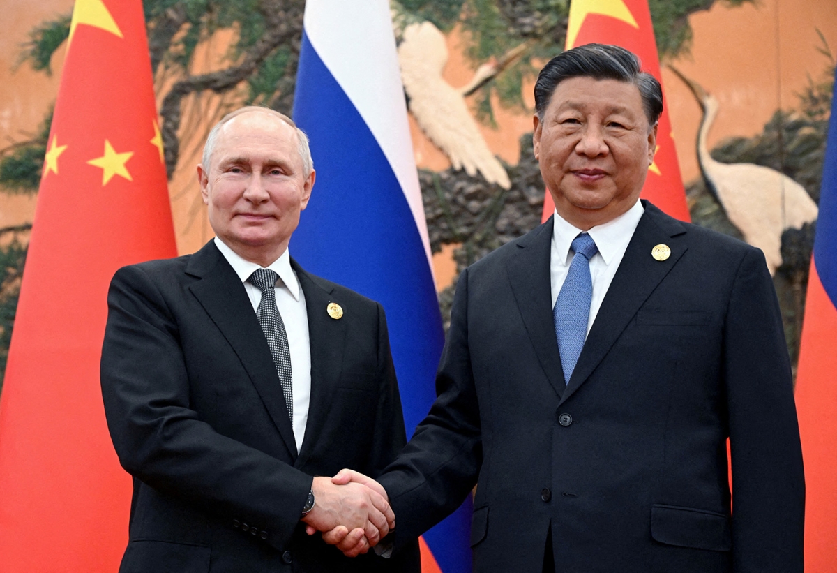 Tổng thống Nga Vladimir Putin bắt tay Chủ tịch Trung Quốc Tập Cận Bình trong cuộc gặp bên lề Diễn đàn Vành đai và Con đường tại Bắc Kinh (Trung Quốc), ngày 18/10/2023. Ảnh: Sputnik/Reuters