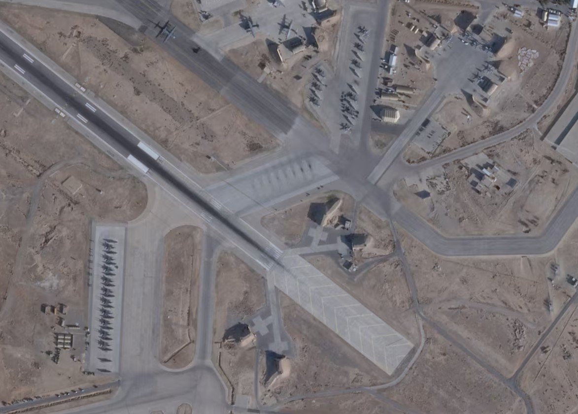 Ảnh vệ tinh cho thấy số lượng máy bay tại căn cứ không quân Prince Sultan ở Al-Kharj, Saudi Arabia đã tăng kể. Ảnh: Reuters