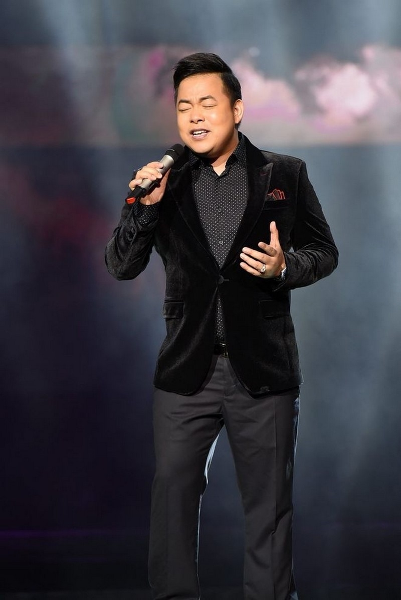 Quang Lê là giọng hát nổi tiếng từ trong nước tới hải ngoại, anh sở hữu lượng fan đông đảo và vô cùng đắt show. Chính vì vậy, nam ca sĩ cũng có mức thu nhập khủng khiến bao người mơ ước. Nam ca sĩ cho biết, chỉ tính riêng thu nhập từ kênh Youtube, mỗi tháng nam ca sĩ cũng đã thu về số tiền cực khủng.