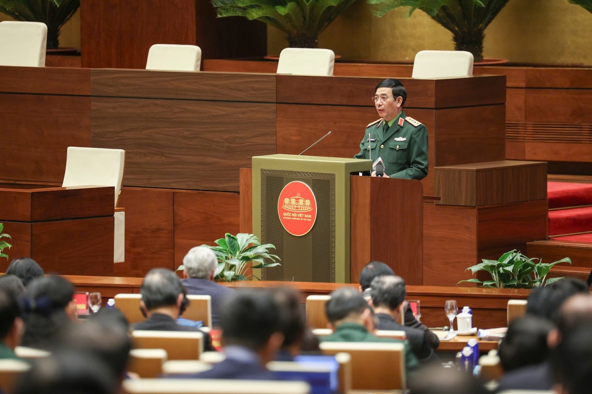 Bộ trưởng Bộ Quốc phòng Phan Văn Giang trình bày chuyên đề "Tư duy, nhận thức mới về quốc phòng bảo vệ Tổ quốc của Đại hội XIV". (Ảnh: Quốc hội)