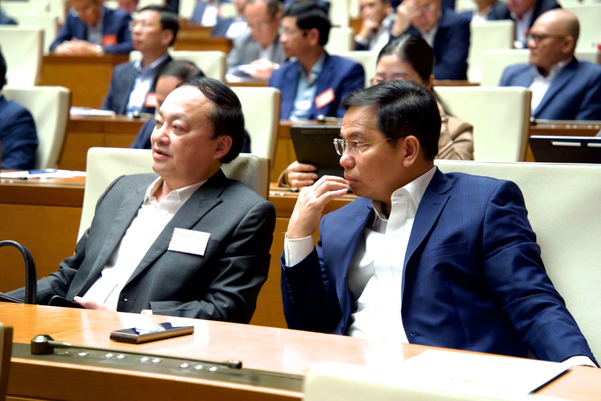 Các đại biểu dự hội nghị tại điểm cầu chính hội nghị tại Phòng họp Diên Hồng, Nhà Quốc hội.