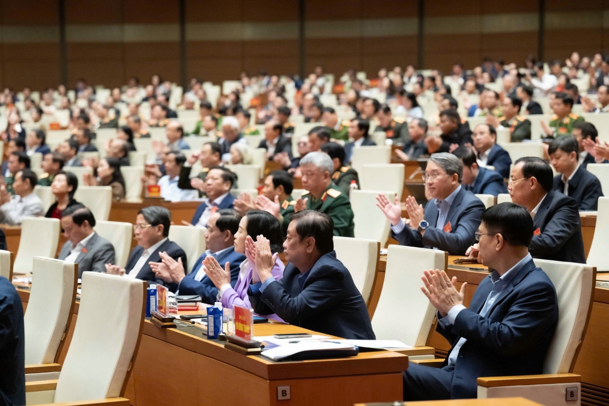 Trong khi đó, Nghị quyết số 80-NQ/TW của Bộ Chính trị về phát triển văn hoá là một quyết sách có ý nghĩa đặc biệt quan trọng trong bối cảnh hiện nay; đặt phát triển văn hóa trong bối cảnh hội nhập quốc tế, đó là sự chủ động hội nhập; thể hiện tầm nhìn chiến lược, lâu dài và kịp thời của Đảng đối với sự nghiệp chấn hưng và phát triển văn hoá Việt Nam.