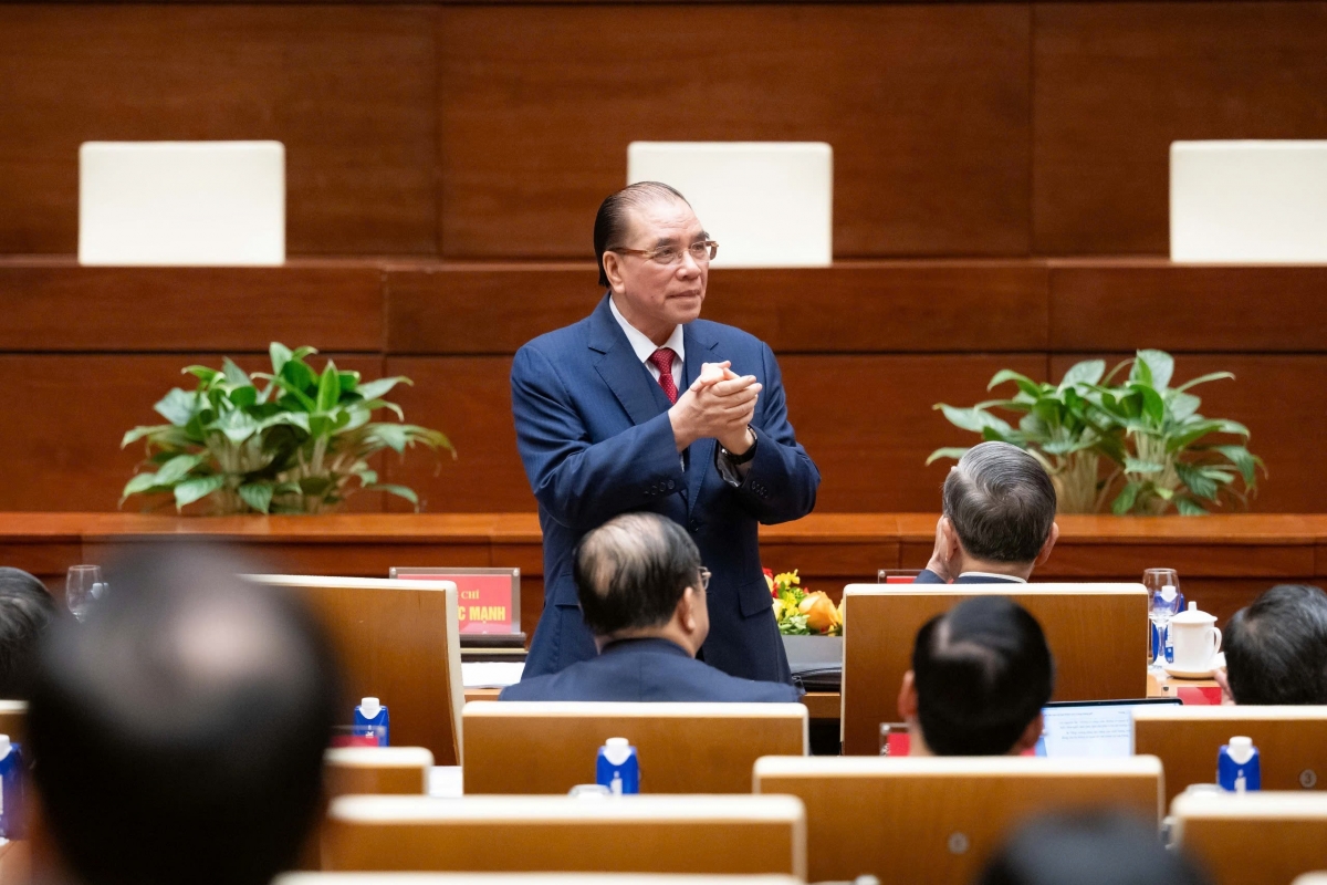 Nguyên Tổng Bí thư Nông Đức Mạnh dự Hội nghị.