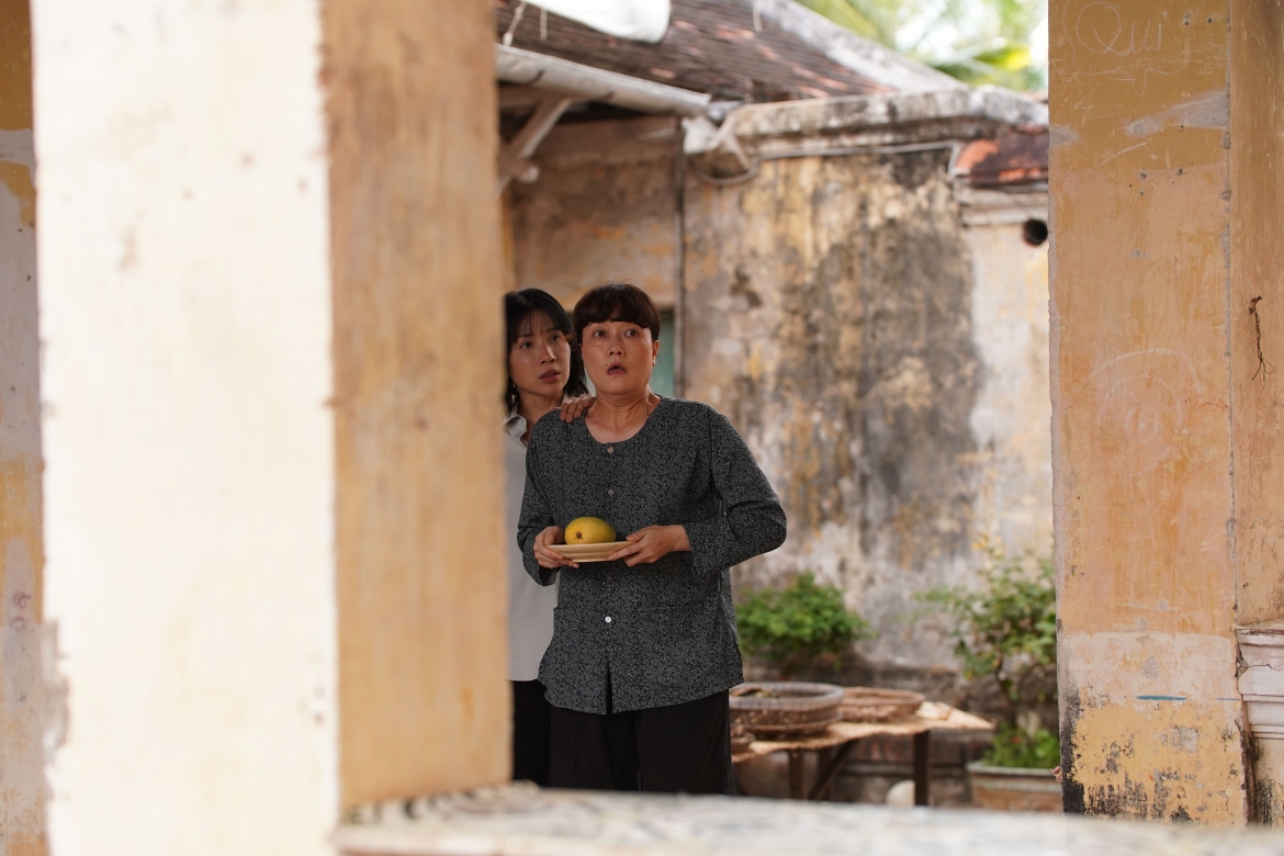 Ê-kíp đầu tư lớn vào mỹ thuật và đạo cụ để tăng tính chân thực cho bối cảnh miền Tây. (Ảnh: CGV)