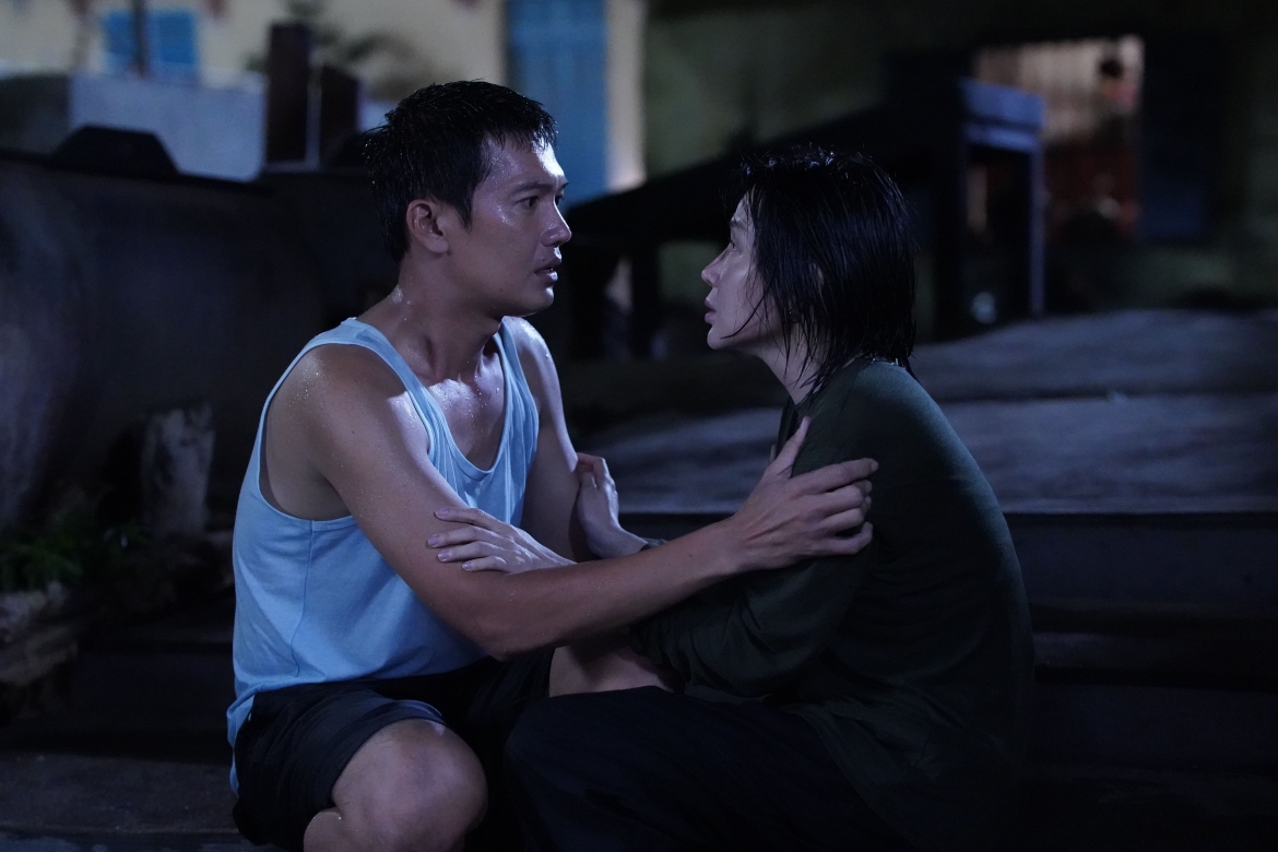 Không gian nhà cổ và xưởng vải trở thành trung tâm của các biến cố tâm linh trong phim. (Ảnh: CGV)