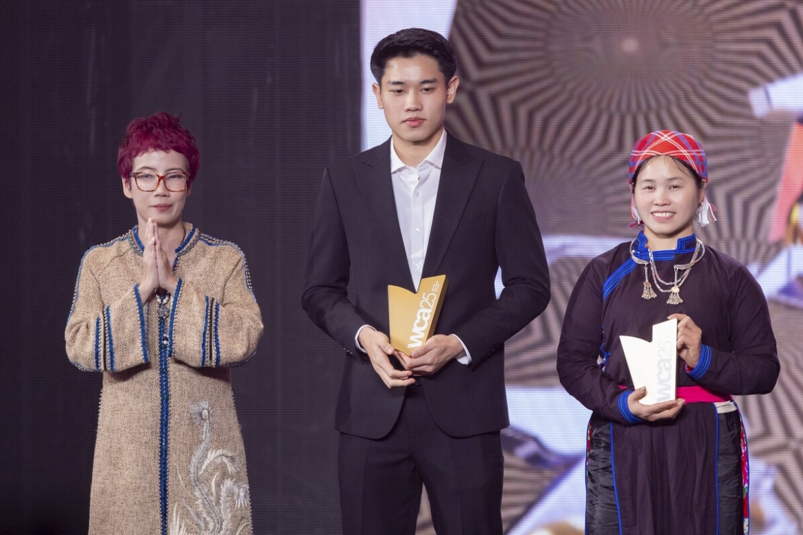Cầu thủ Đình Bắc (giữa) và chị Vàng Thị Thông (phải) được vinh danh 10 nhân vật truyền cảm hứng của WeChoice Awards 2025