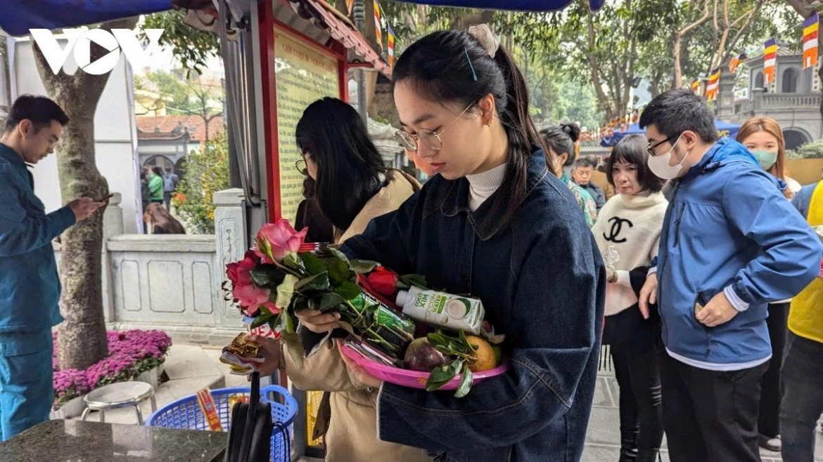 Để giữ gìn nét đẹp truyền thống trong bối cảnh hiện đại, PGS.TS. Bùi Hoài Sơn khuyến nghị, mỗi người nên đến với không gian tâm linh bằng sự giản dị và tỉnh thức
