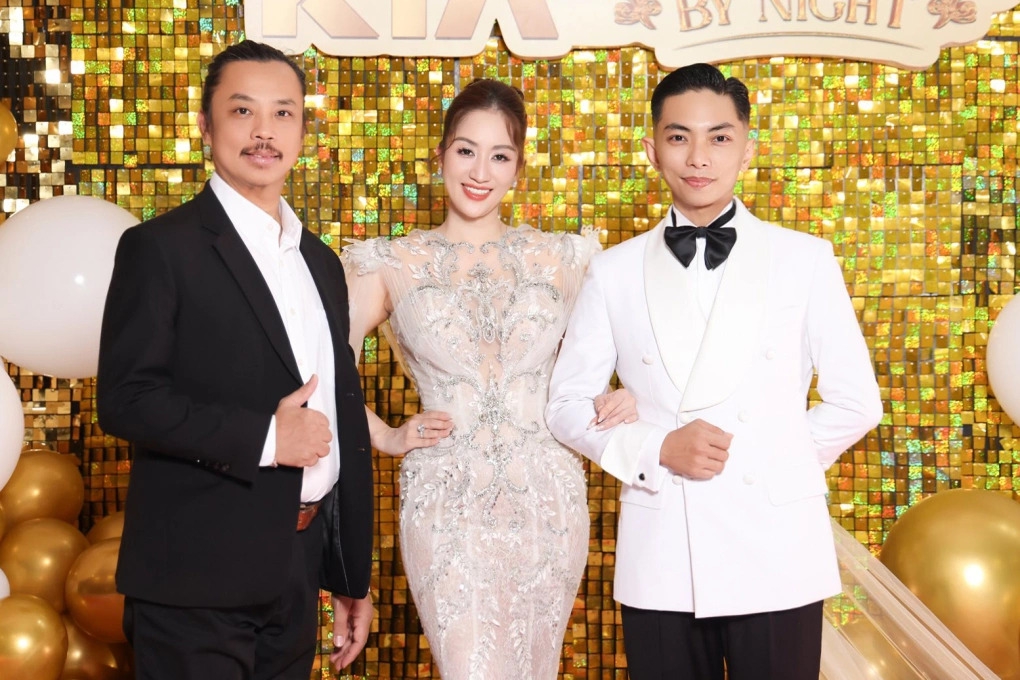 Chí Anh bay từ Hà Nội vào TP HCM để dự tiệc cuối năm được vợ chồng Khánh Thi - Phan Hiển tổ chức cách đây ít hôm.