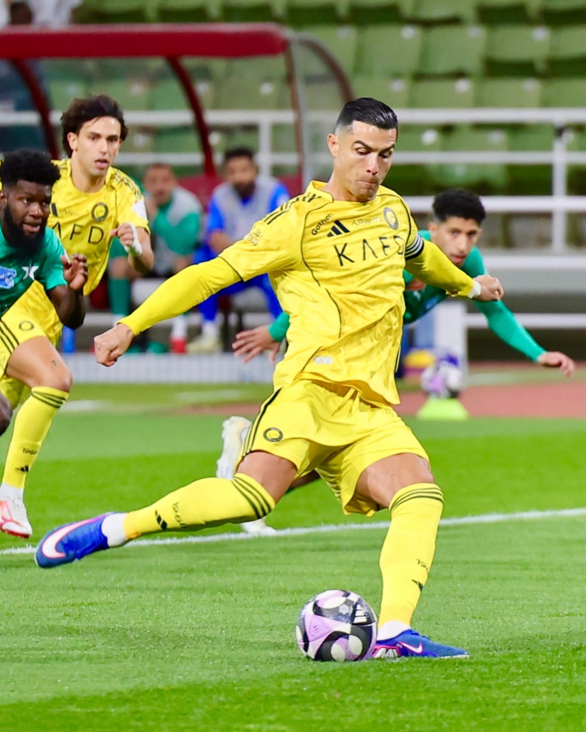 Ronaldo ghi bàn trên chấm 11m.