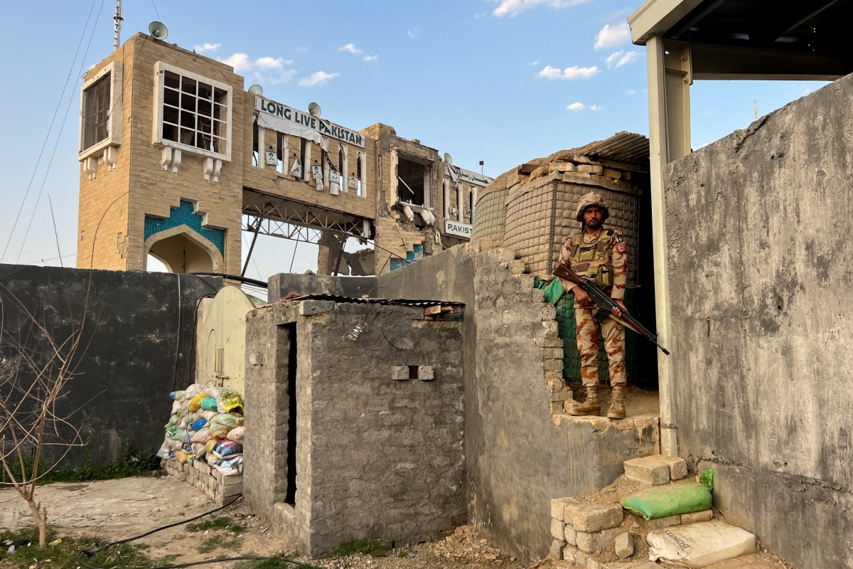 Một binh lính Pakistan đứng gác tại Cổng Hữu nghị ở cửa khẩu biên giới với Afghanistan tại thành phố Chaman, tỉnh Balochistan ngày 27/2 (Reuters)