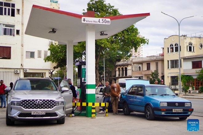 Người dân đổ nhiên liệu tại một trạm xăng ở Havana, Cuba ngày 30/1 trong bối cảnh Mỹ siết chặt các lệnh trừng phạt kinh tế. Ảnh: Xinhua