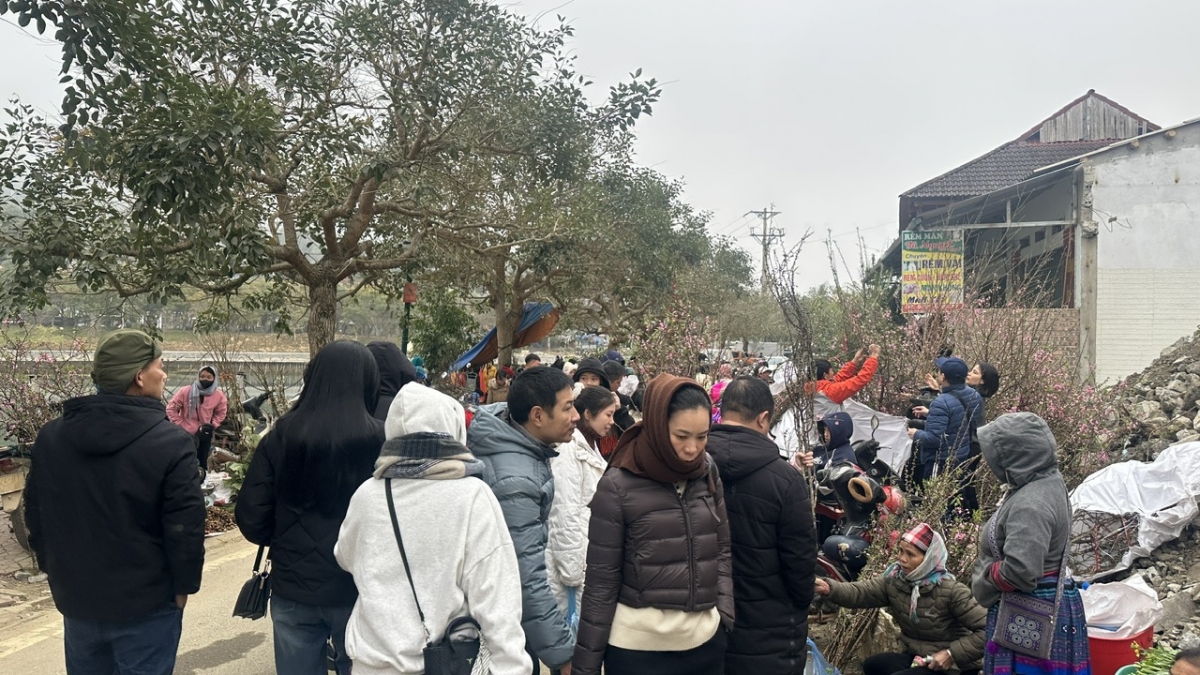 Không khí mua bán nhộn nhịp hơn hẳn ngày thường.