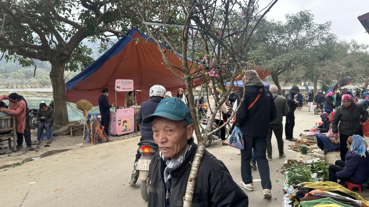 Gần trưa chợ thưa vãn và tan dần kết thúc một phiên chợ đông đúc nhất vùng Tây Bắc.