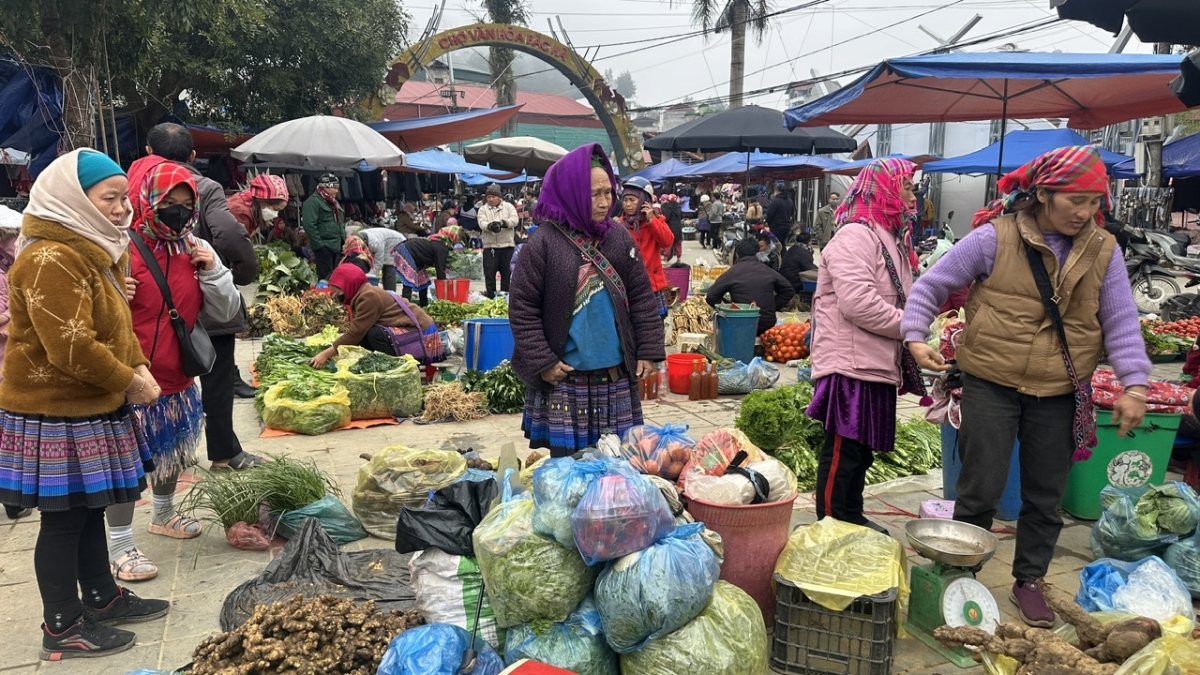 Dòng người từ các xã lân cận và du khách phương xa đổ về phiên chợ nhộn. Sắc màu trang phục của bà con vùng cao lưu giữ nét sinh hoạt truyền thống.