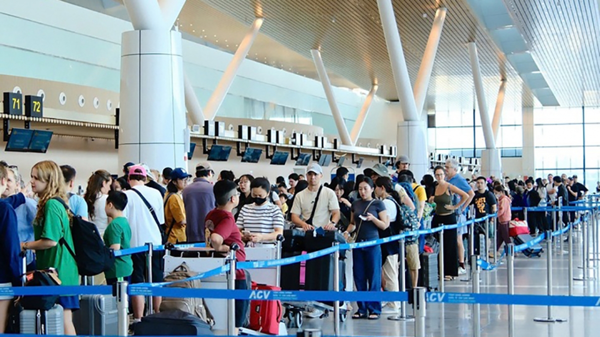 Tân Sơn Nhất vào cao điểm khách quay lại TP.HCM, dự kiến đón 1.037 chuyến bay trong ngày mùng 4 Tết.