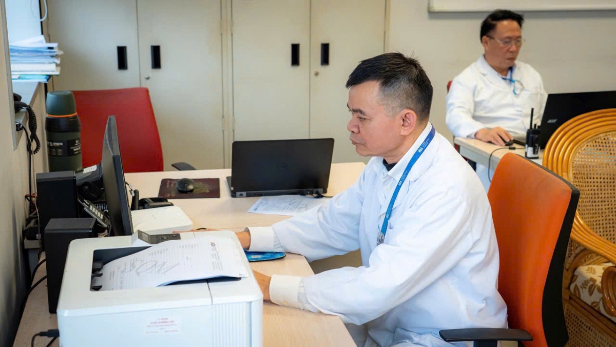 Bác sĩ Ngô Ngọc Quyên, Trưởng Đội Y tế khẩn nguy Nội Bài nghiên cứu trường hợp ca bệnh để tư vấn khả năng bay.