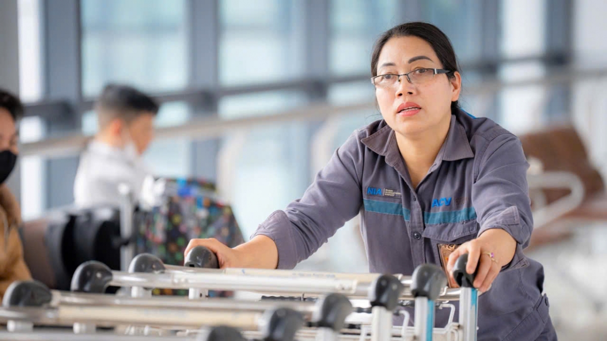 Với sự chuẩn bị kỹ lưỡng và tinh thần phục vụ cao nhất, Cảng hàng không quốc tế Nội Bài đang nỗ lực đáp ứng nhu cầu đi lại của người dân, góp phần bảo đảm cho hành trình về quê, du xuân của hành khách trong dịp Tết Nguyên đán Bính Ngọ 2026 được an toàn, thuận lợi.