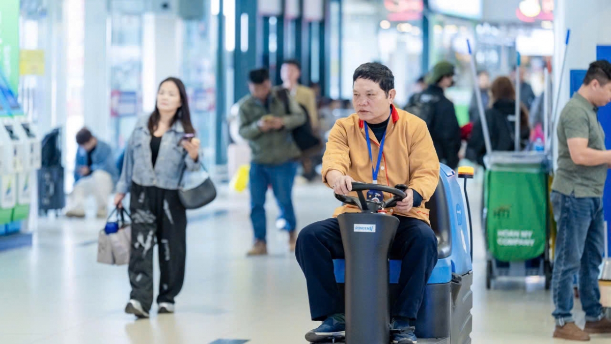 Để phục vụ cao điểm Tết, các đơn vị tại sân bay Nội Bài đã chủ động bố trí tăng cường nhân lực tại các vị trí trọng yếu, tổ chức phân luồng hành khách hợp lý, đồng thời phối hợp chặt chẽ với các lực lượng chức năng nhằm kịp thời xử lý các tình huống phát sinh.