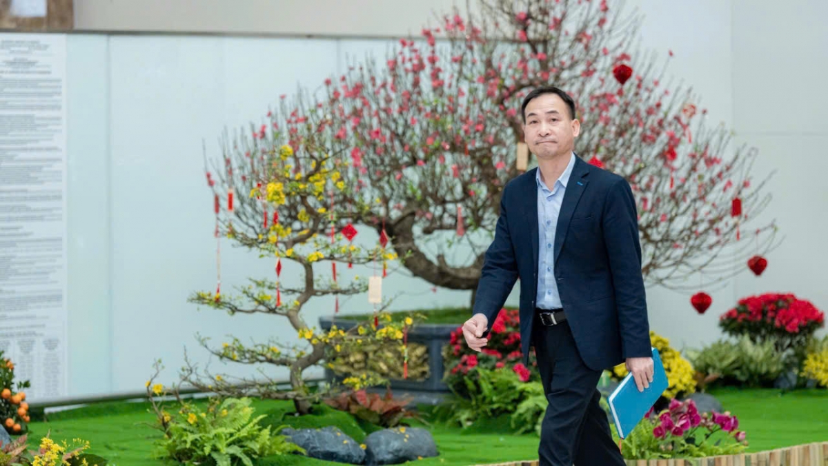 Các y, bác sĩ Đội Y tế khẩn nguy Nội Bài hội ý chuyên môn tại phòng trực chỉ huy.