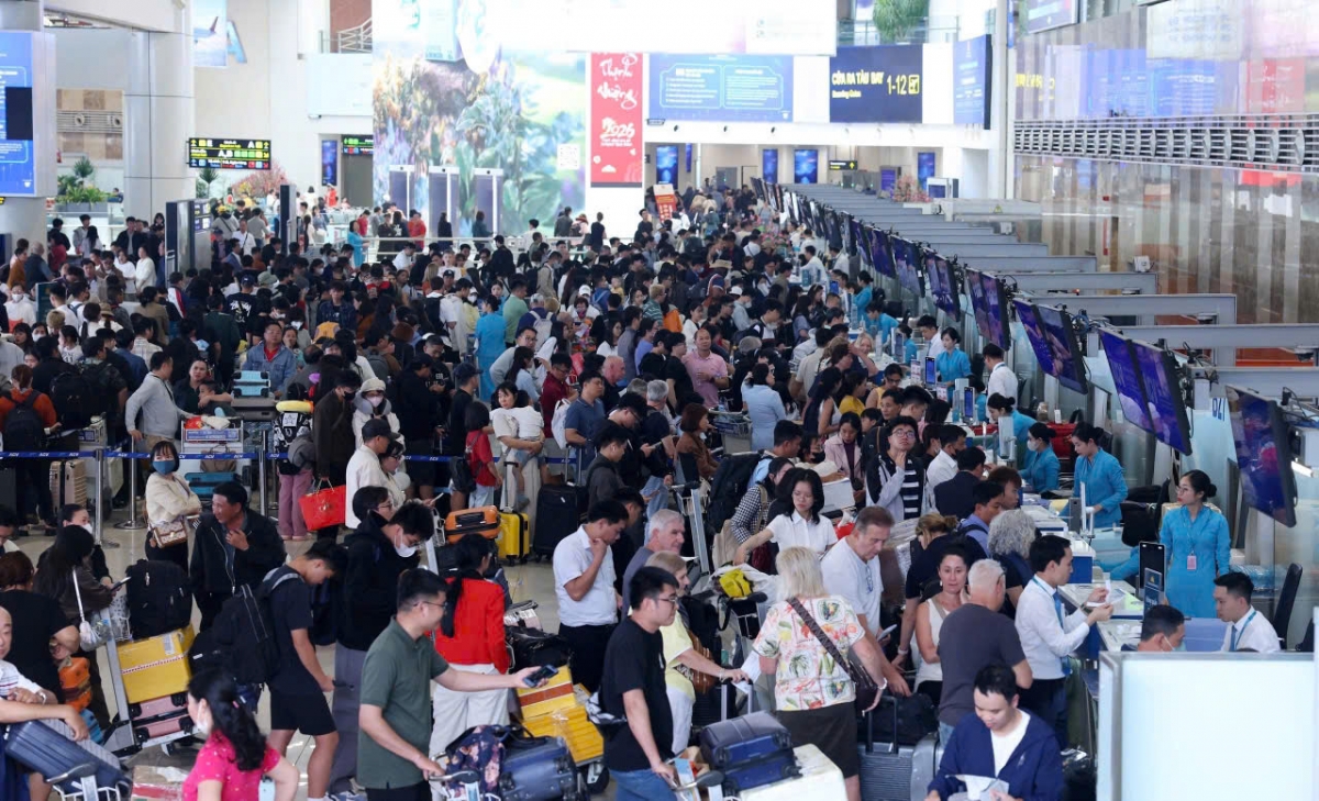 Cùng với đó, hệ thống thông tin chuyến bay, hướng dẫn hành khách và điều tiết dòng người được vận hành liên tục, góp phần hạn chế ùn ứ cục bộ trong giờ cao điểm.