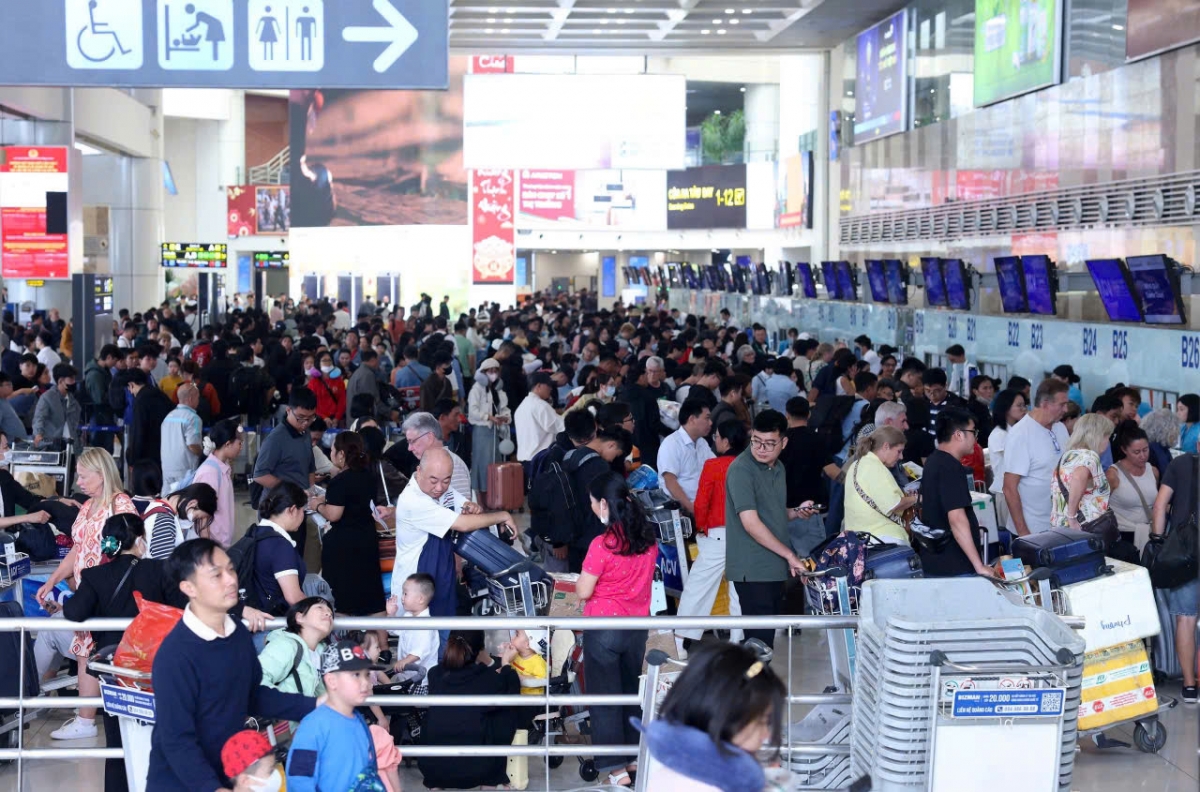 Chủ động thời gian ra sân bay: Có mặt trước giờ khởi hành ít nhất 2 tiếng với chuyến nội địa và 3 tiếng với chuyến quốc tế; Ưu tiên phương tiện công cộng: Sử dụng xe buýt, taxi, xe công nghệ để giảm áp lực cho các bãi đỗ ô tô trong ngày cao điểm.