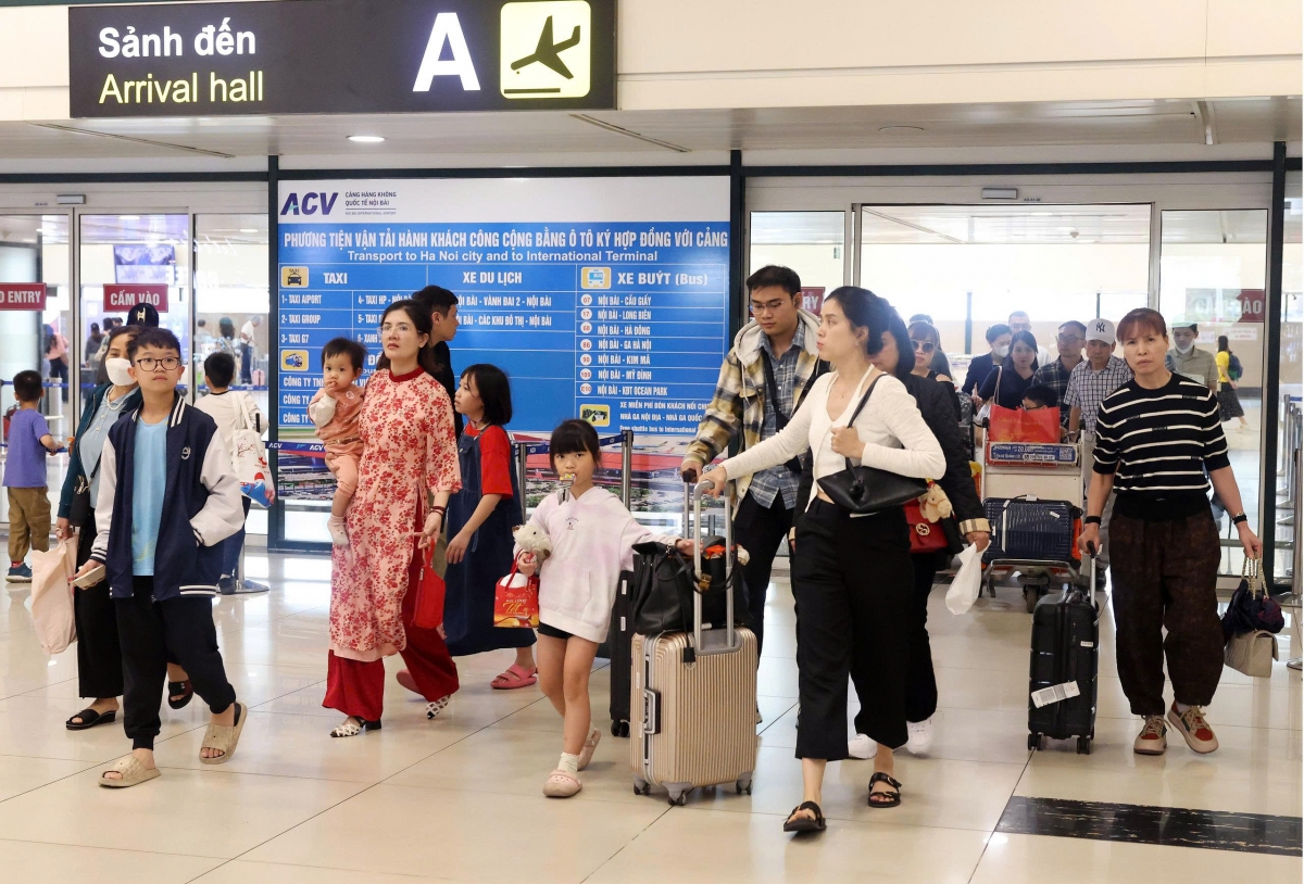 Để hành trình trở lại sau kỳ nghỉ lễ được thuận lợi, Cảng Hàng không Quốc tế Nội Bài khuyến nghị hành khách: Chủ động làm thủ tục trực tuyến: Ưu tiên sử dụng web check-in, kiosk check-in hoặc ứng dụng VNeID để tiết kiệm thời gian xếp hàng.
