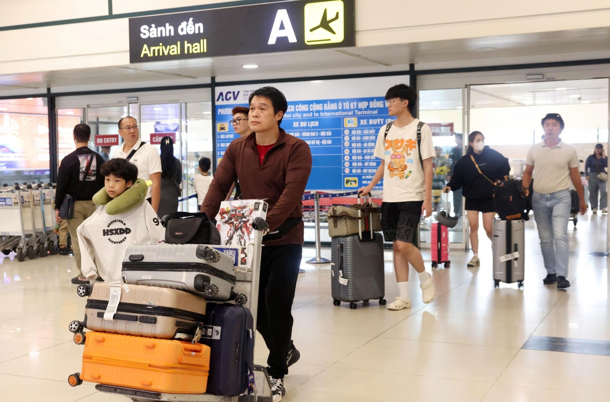 Trước áp lực khai thác lớn, các đơn vị chức năng tại sân bay đã chủ động tăng cường nhân lực, bố trí thêm quầy làm thủ tục, phối hợp chặt chẽ giữa các lực lượng an ninh, phục vụ mặt đất và hãng hàng không nhằm đảm bảo hoạt động bay an toàn, thông suốt.