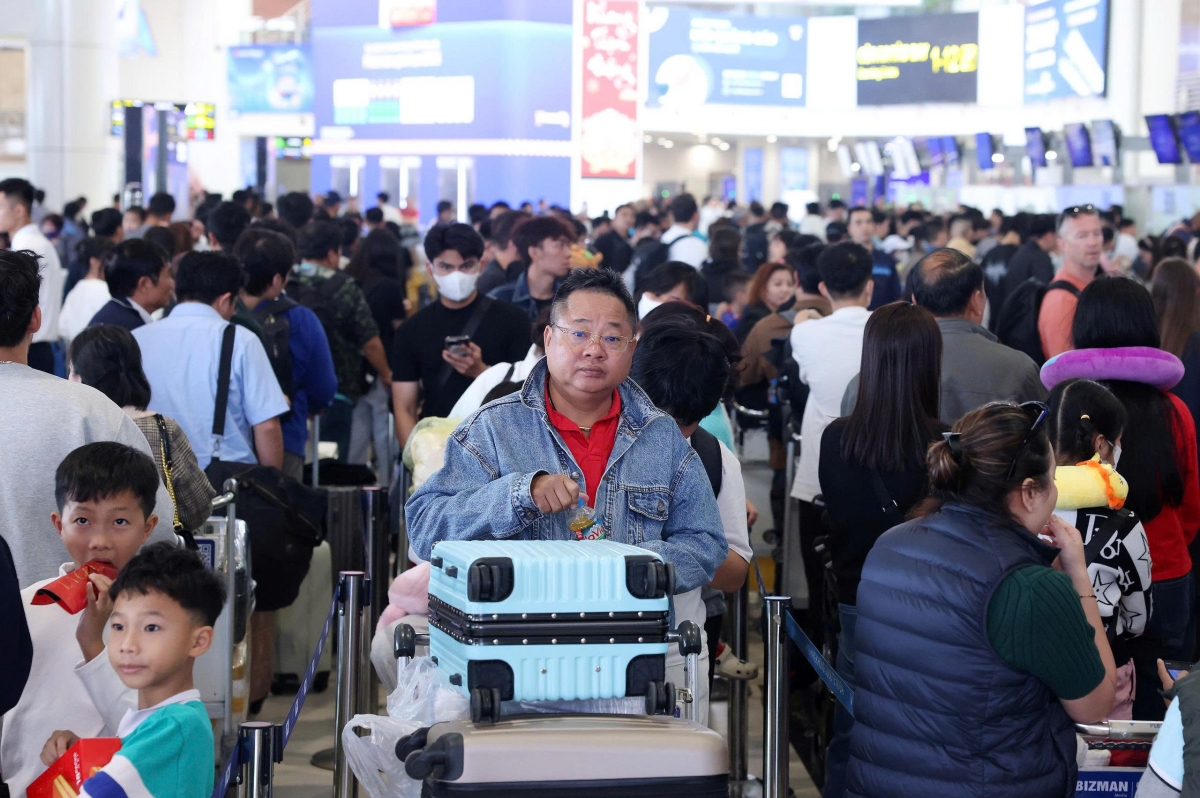 Nhiều người cho biết: Dù đã hoàn tất thủ tục check-in trực tuyến nhưng vẫn phải xếp hàng để làm thủ tục ký gửi hành lý. Hy vọng rằng chuyến bay sẽ suôn sẻ, không phải chờ đợi quá lâu.