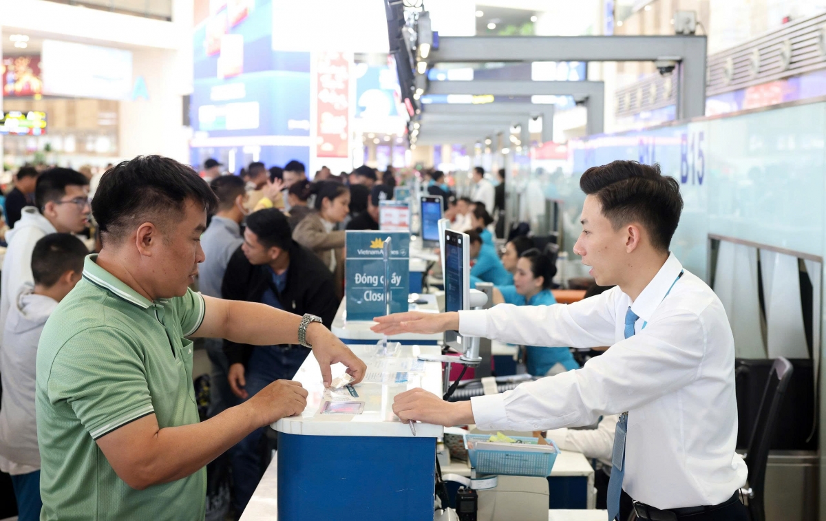 Ngay từ sáng sớm, khu vực nhà ga T1 và T2 đã đông đúc hành khách làm thủ tục. Nhiều thời điểm, lượng người tập trung tại các quầy check-in và khu vực soi chiếu an ninh tăng cao, đặc biệt trên các đường bay từ các tỉnh, thành phía Nam và miền Trung về Hà Nội.