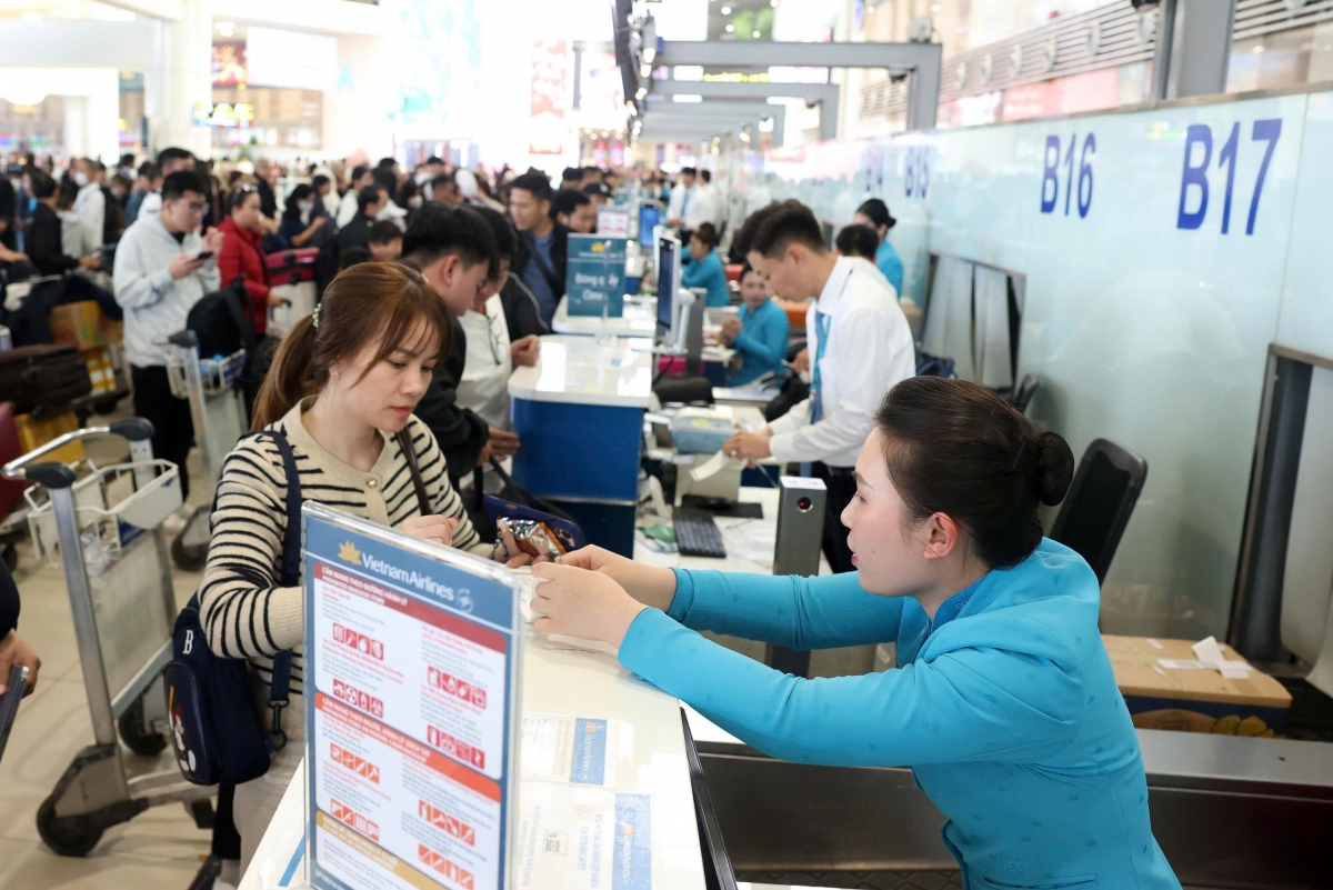 Số chuyến bay cất, hạ cánh trong ngày lên tới 702 lượt, gồm 317 chuyến bay quốc tế và 385 chuyến bay nội địa.