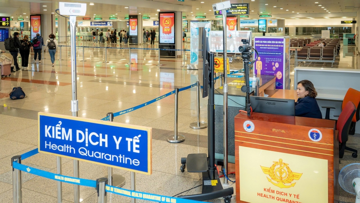 Những người thầm lặng “trực chiến” y tế ngày Tết tại Nội Bài.