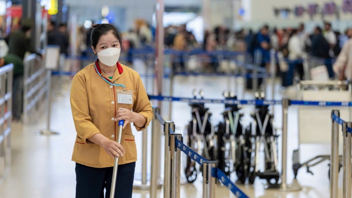 Những người luôn giữ cho khu vực trong sân bay sạch sẽ.