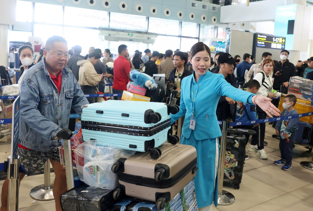 Hành khách làm thủ tục đi máy bay tại Cảng Hàng không quốc tế Nội Bài.