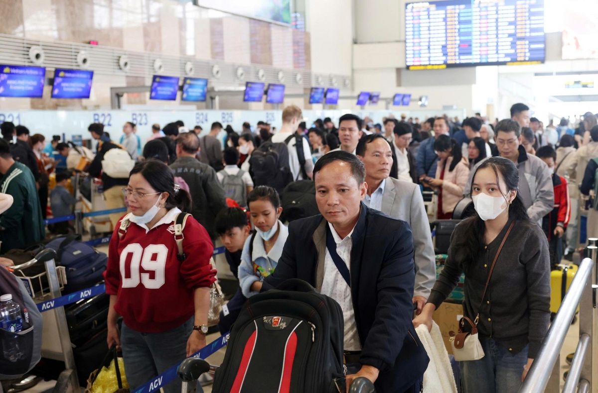 Việc đạt sản lượng khai thác “kỷ lục” trong ngày cuối kỳ nghỉ không chỉ phản ánh nhu cầu đi lại tăng cao của người dân, mà còn cho thấy nỗ lực của các lực lượng tại Nội Bài trong việc đáp ứng yêu cầu phục vụ, góp phần bảo đảm hoạt động hàng không diễn ra an toàn, hiệu quả trong cao điểm đầu năm.