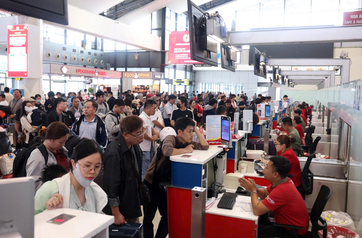 Rất đông hành khách làm thủ tục đi máy bay tại sân bay Nội Bài vào sáng mùng 6 Tết Bính Ngọ