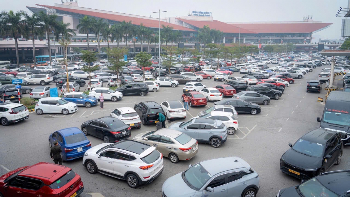 Bãi xe bên ngoài sân bay hầu như không còn chỗ trống trong chiều mùng 6 Tết - ngày cuối cùng của kỳ nghỉ Tết Nguyên đán 2026.