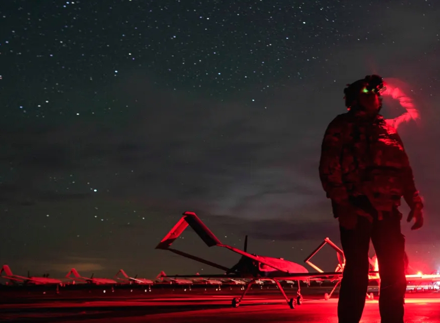 Binh sỹ Ukraine đứng cạnh UAV. Ảnh: AP