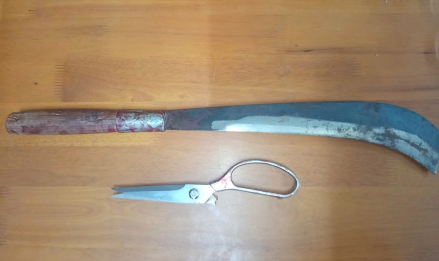 Công an thu giữ các loại dao, kéo mà Lê Thế Anh và Đặng Xuân Chính dùng để giải quyết mâu thuẫn. (Ảnh: Công an Quảng Trị)