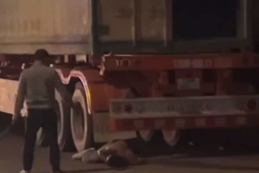 Clip ghi cảnh người đàn ông dùng hung khí đánh gục người khác ngay cạnh xe container. (Ảnh cắt từ clip)